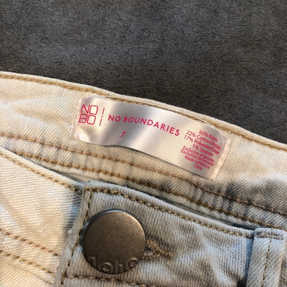 SOLD! Juniors Light Denim Shorts with White Lace - Picture 4 of 4